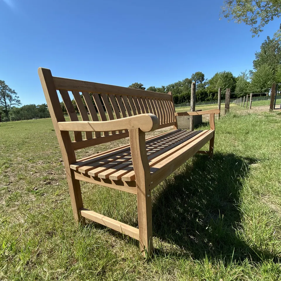 Banc en teck Dordogne dans une prairie