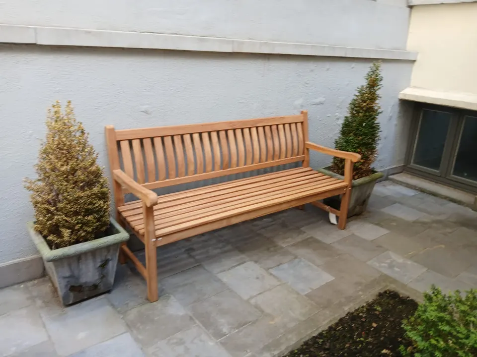 Banc en teck de 180 cm sur une terrasse en pierre